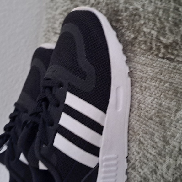 Adidas original boys sneakers size 7k - Picture 2 of 5